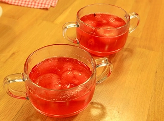 Kırmızı Erik Kompostosu Tarifi ve Malzemeleri